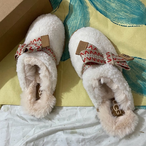UGG Bow-Tie Furry Closed-Toe Mules - Picture 10 of 10